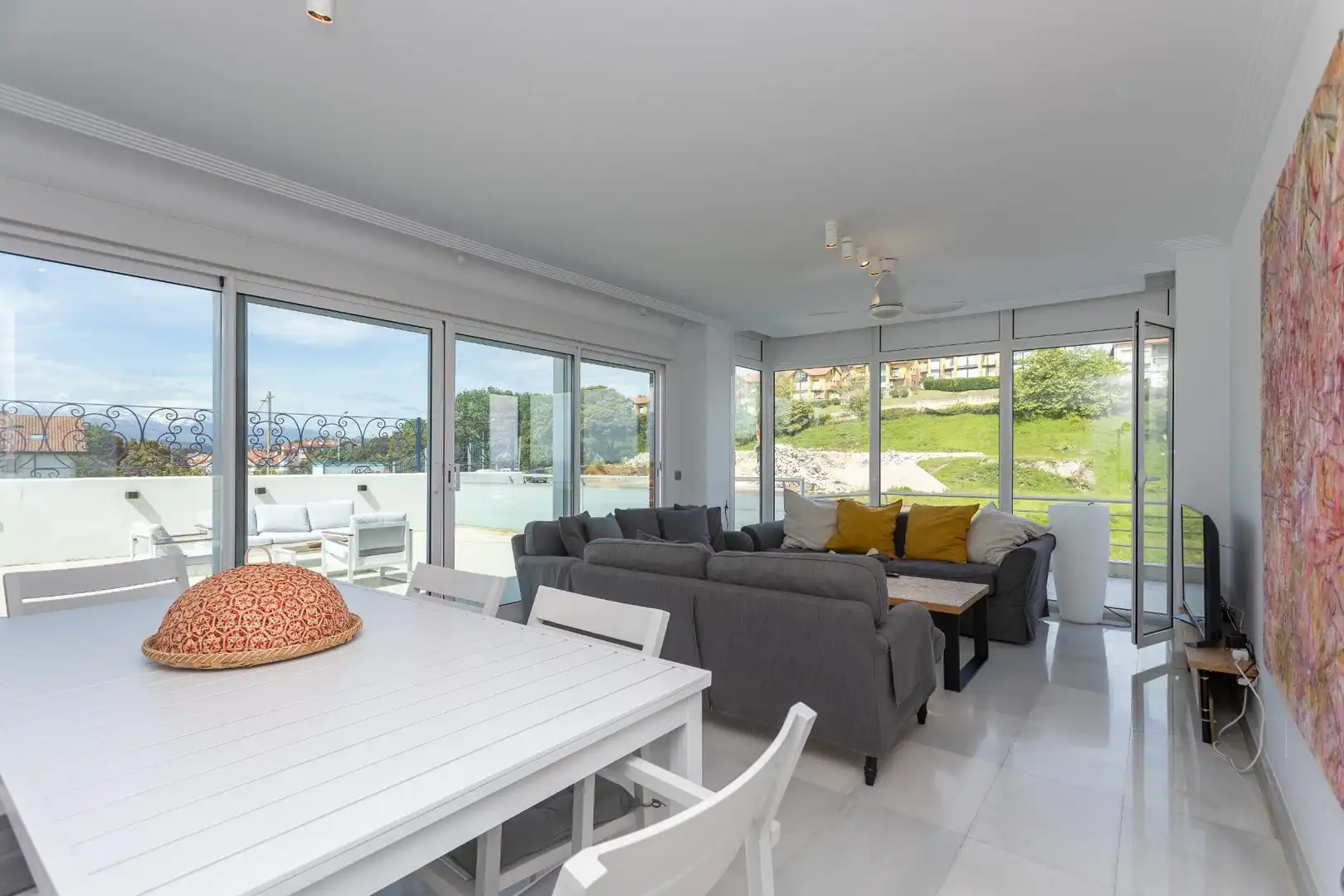 Sala de estar de Piso en venta en San Vicente de la Barquera con Calefacción, Terraza y Piscina comunitaria