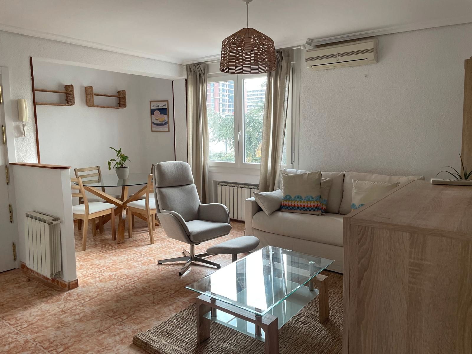 Living room of Flat to rent in  Madrid Capital  with Air Conditioner, Heating and Furnished