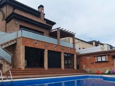 Villa con piscina in vendita a Roda de Barà