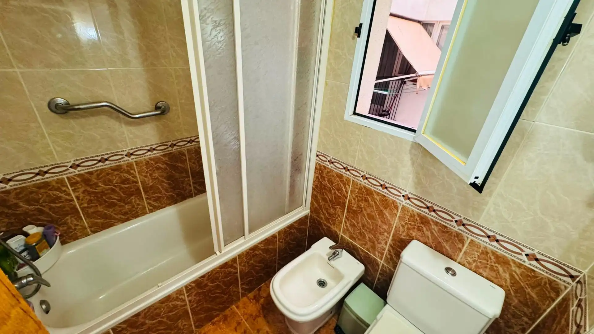 Baño de Piso de alquiler en Valencia con Aire acondicionado, Calefacción y Jardín privado