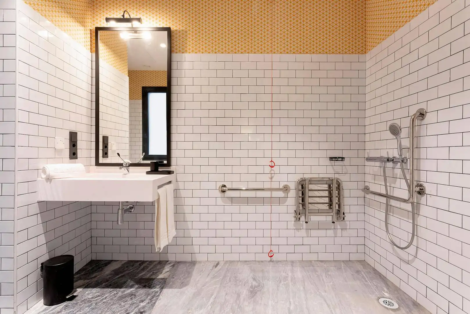 Bathroom of Flat for rent in Sevilla  with Air Conditioner, Heating and Washing machine