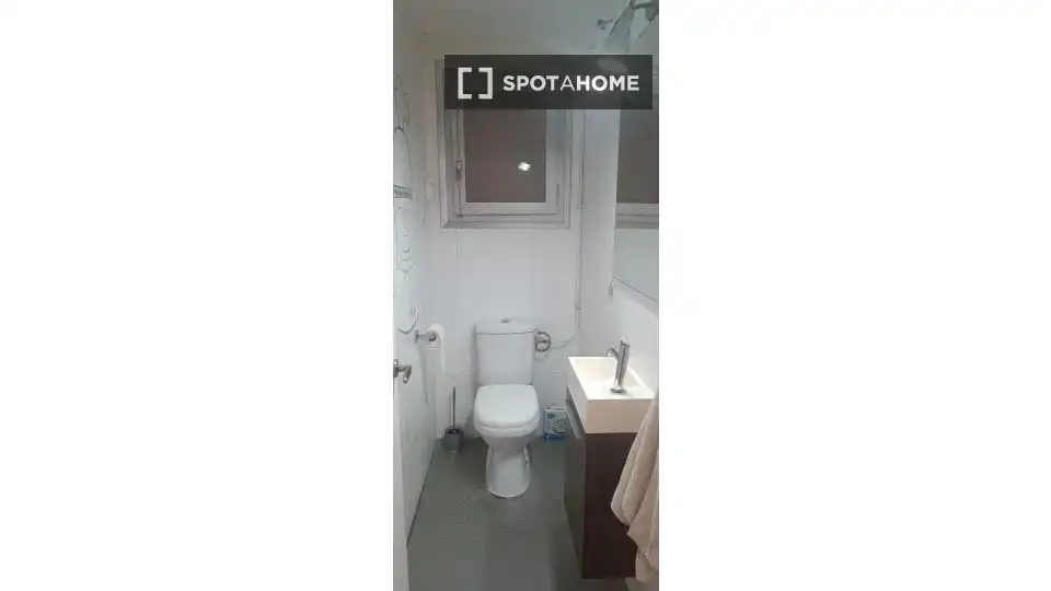 Bathroom of Flat for share in Mataró  with Air Conditioner, Heating and Terrace