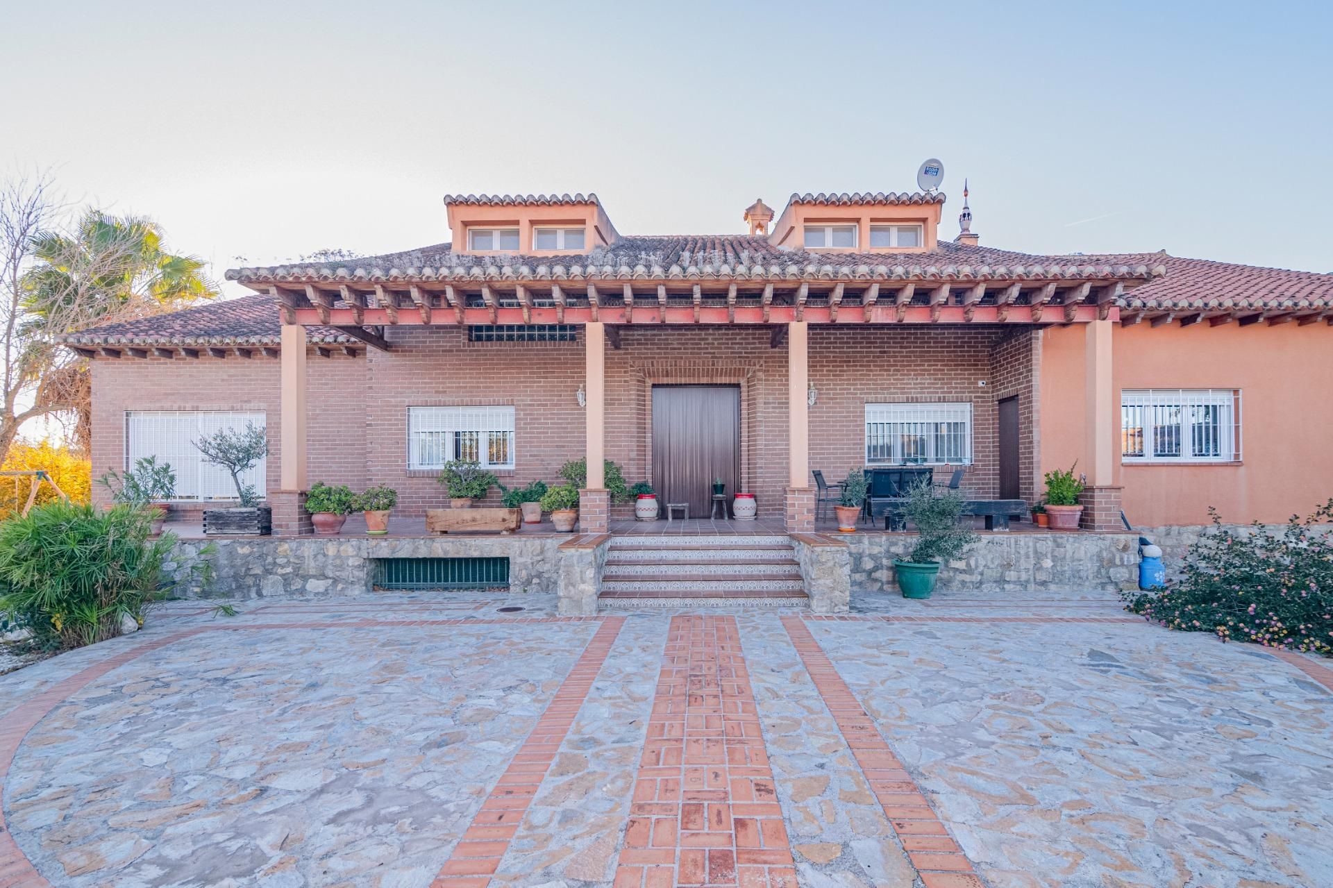 Exterior view of House or chalet for sale in Fuente Vaqueros  with Heating, Private garden and Swimming Pool