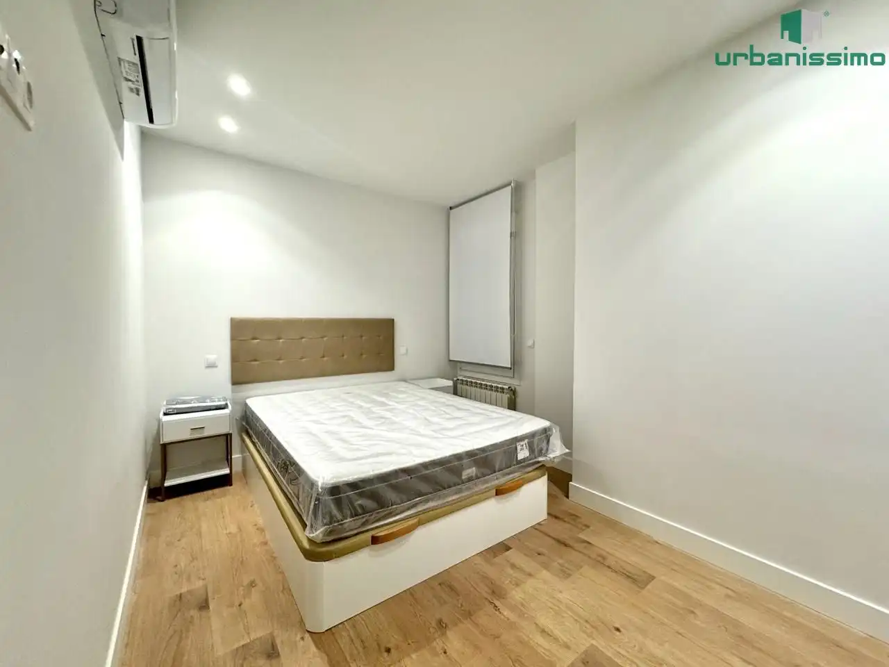 Dormitori de Apartament de lloguer en Madrid amb Aire condicionat, Calefacció i Moblat