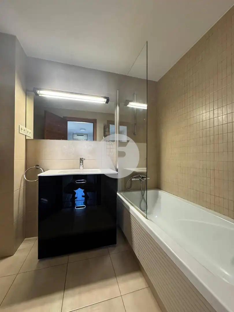 Bathroom of Flat for rent in Terrassa  with Air Conditioner, Heating and Balcony