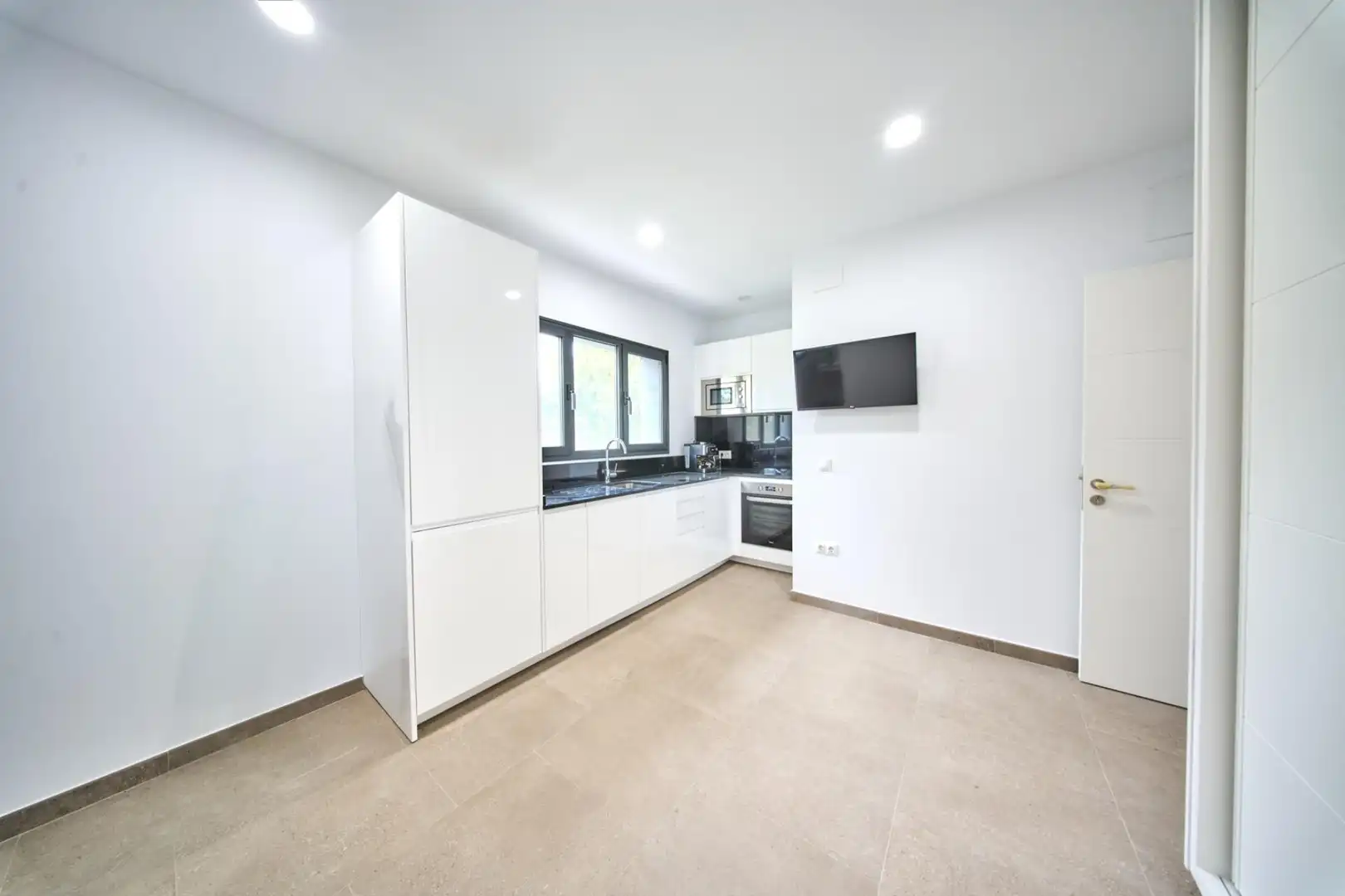 Cuina de Casa o xalet en venda en Marbella amb Jardí privat, Terrassa i Traster