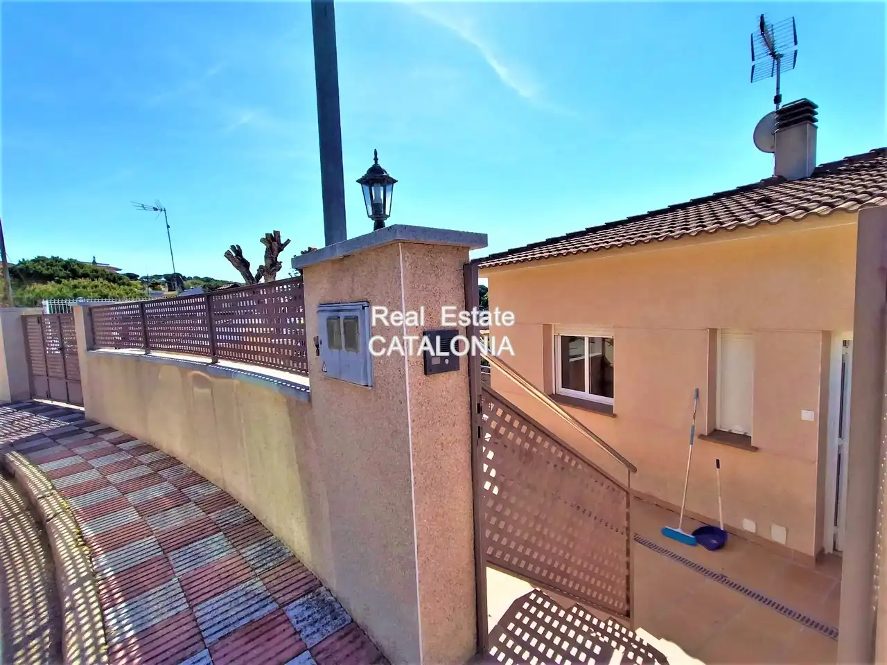 Vista exterior de Casa adosada en venda en Vidreres amb Calefacció, Jardí privat i Terrassa