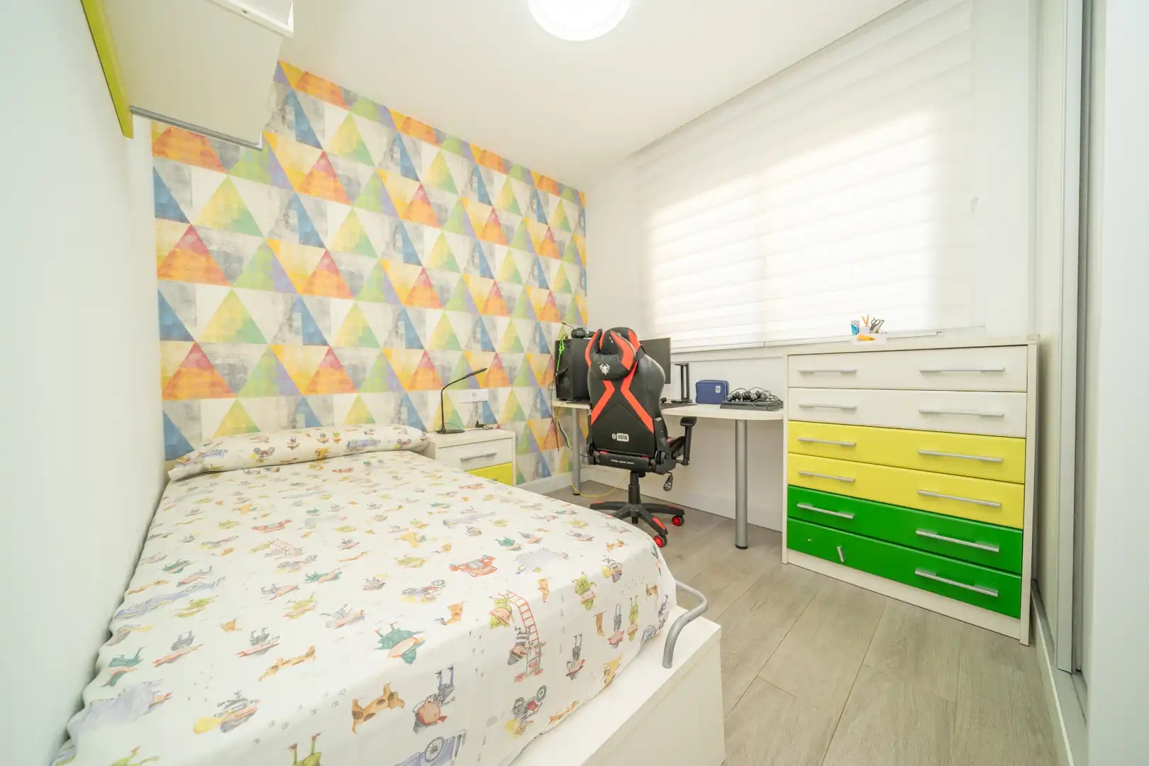 Schlafzimmer von Dachboden zum Verkauf in Calella mit Klimaanlage, Terrasse und Schwimmbad