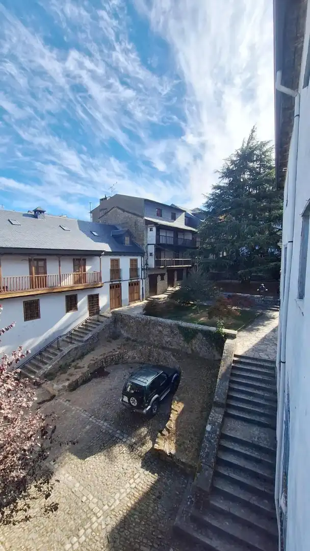 Vista exterior de Edifici en venda en Villafranca del Bierzo, León