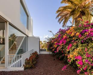 Vista exterior de Casa o xalet en venda en Guía de Isora amb Aire condicionat, Terrassa i Piscina