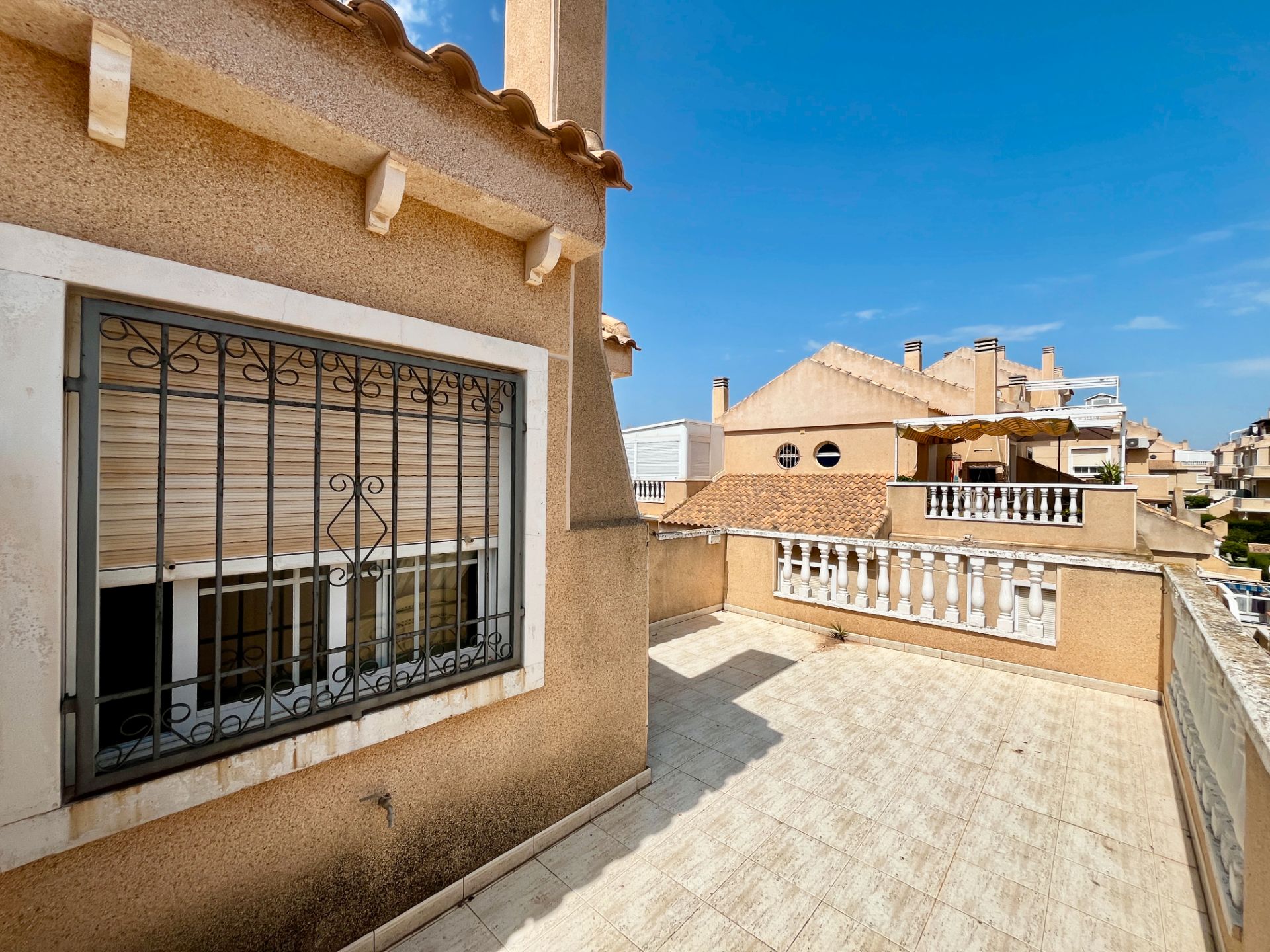 Vista exterior de Casa adosada en venda en Torrevieja amb Aire condicionat, Calefacció i Terrassa