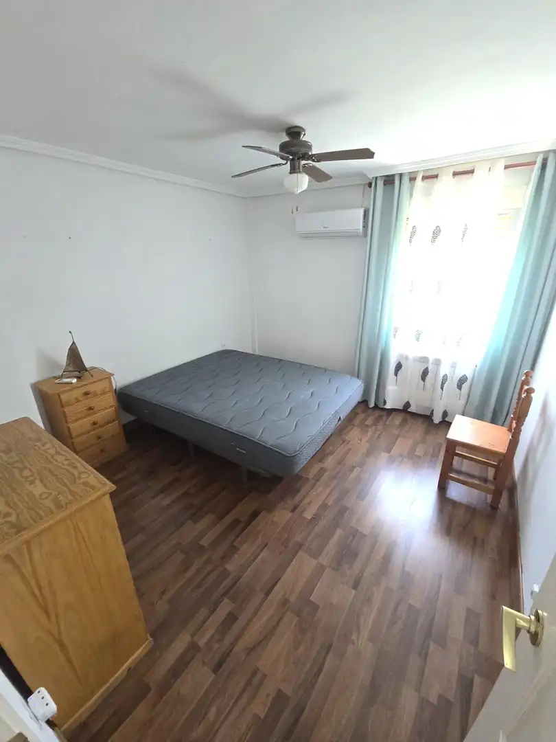 Schlafzimmer von Wohnung zur Miete in Cáceres mit Klimaanlage, Heizung und Möbliert