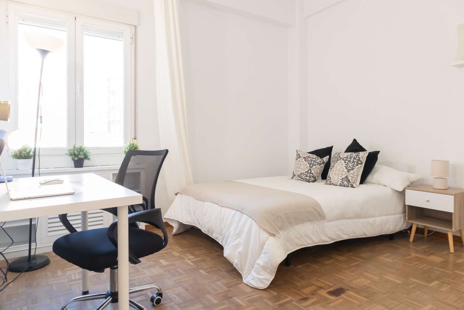 Bedroom of Flat to share in  Madrid Capital  with Air Conditioner and Terrace