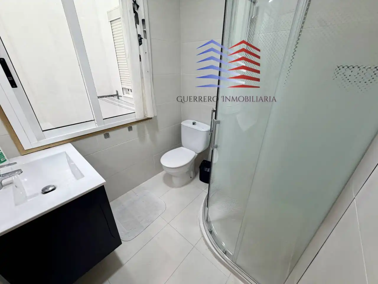 Baño de Apartamento de alquiler en Ourense Capital  con Calefacción, Parquet y Amueblado