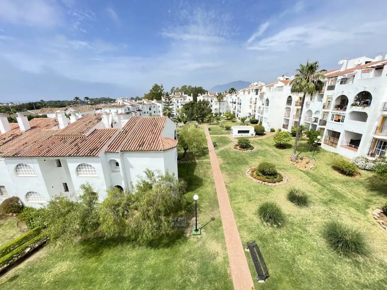 Vista exterior de Pis en venda en Estepona amb Terrassa i Piscina comunitària
