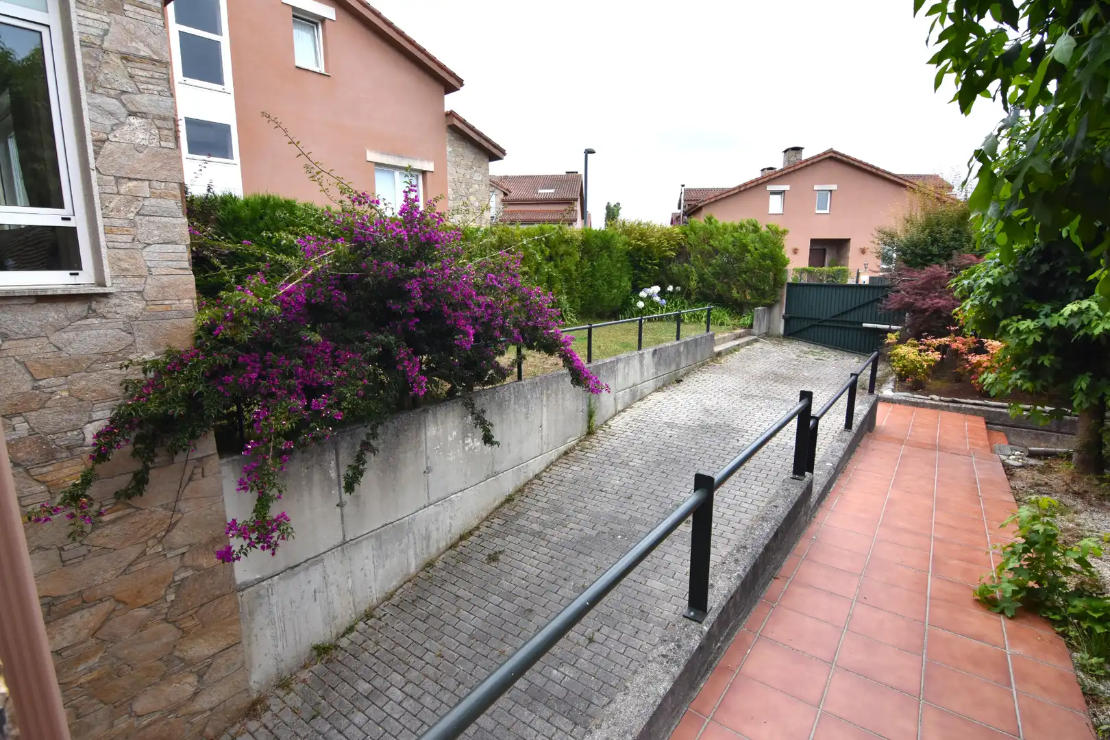 Vista exterior de Casa o chalet en venta en Miño con Calefacción, Jardín privado y Parquet
