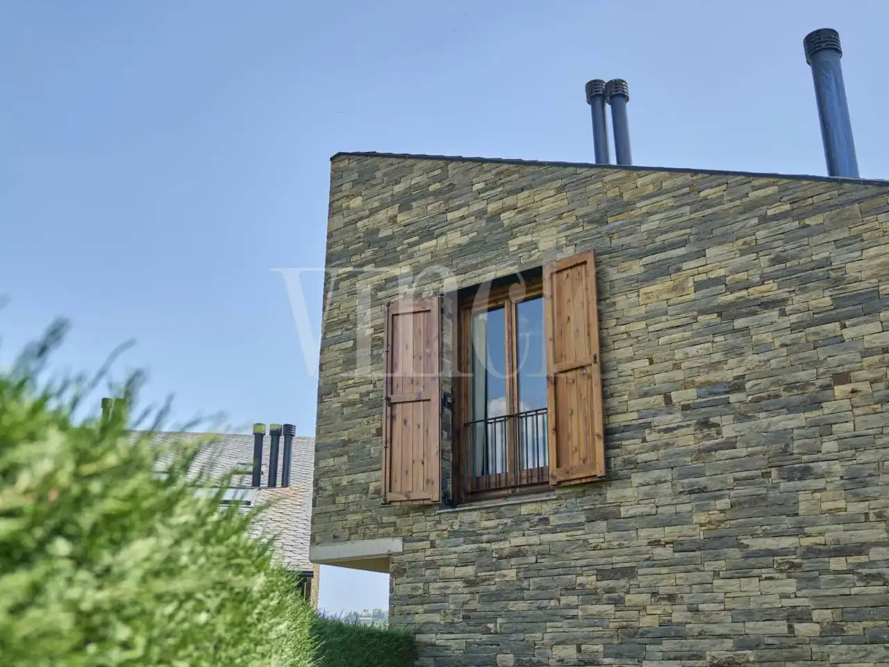 Vista exterior de Casa adosada en venda en Alp amb Calefacció, Jardí privat i Parquet