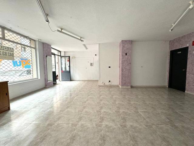 Local comercial en Alquiler en Calle La Paz en Los Corrales de Buelna