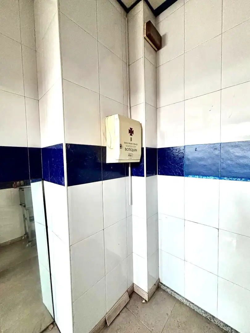 Bany de Local en venda en Gijón  amb Moblat
