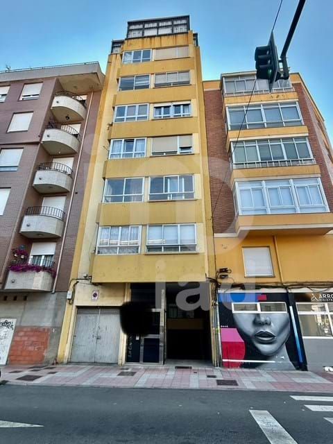 Vista exterior de Pis en venda en León Capital  amb Calefacció
