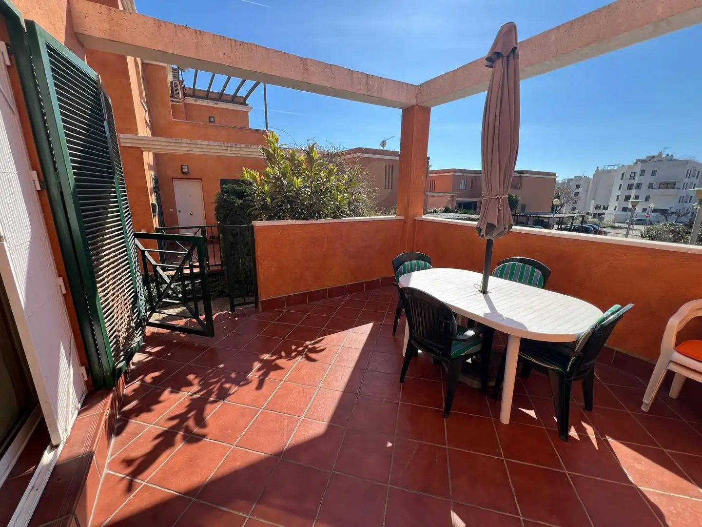 Terrasse von Einfamilien-Reihenhaus zum Verkauf in El Vendrell mit Klimaanlage, Heizung und Terrasse
