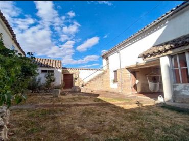 Casa amb balcó en venda a Calle de la Cuadra 9