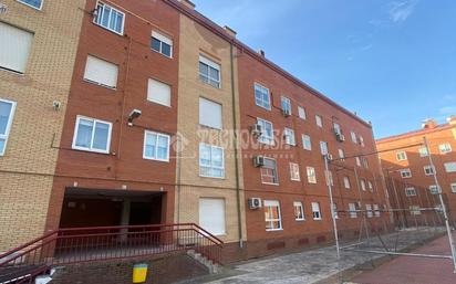 Vista exterior de Pis en venda en Azuqueca de Henares amb Aire condicionat i Piscina comunitària