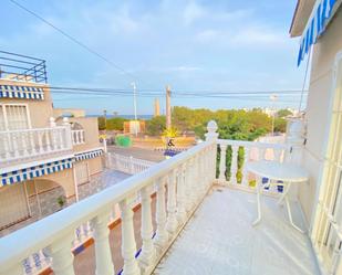 Vista exterior de Apartament de lloguer en Torrevieja amb Aire condicionat, Terrassa i Piscina