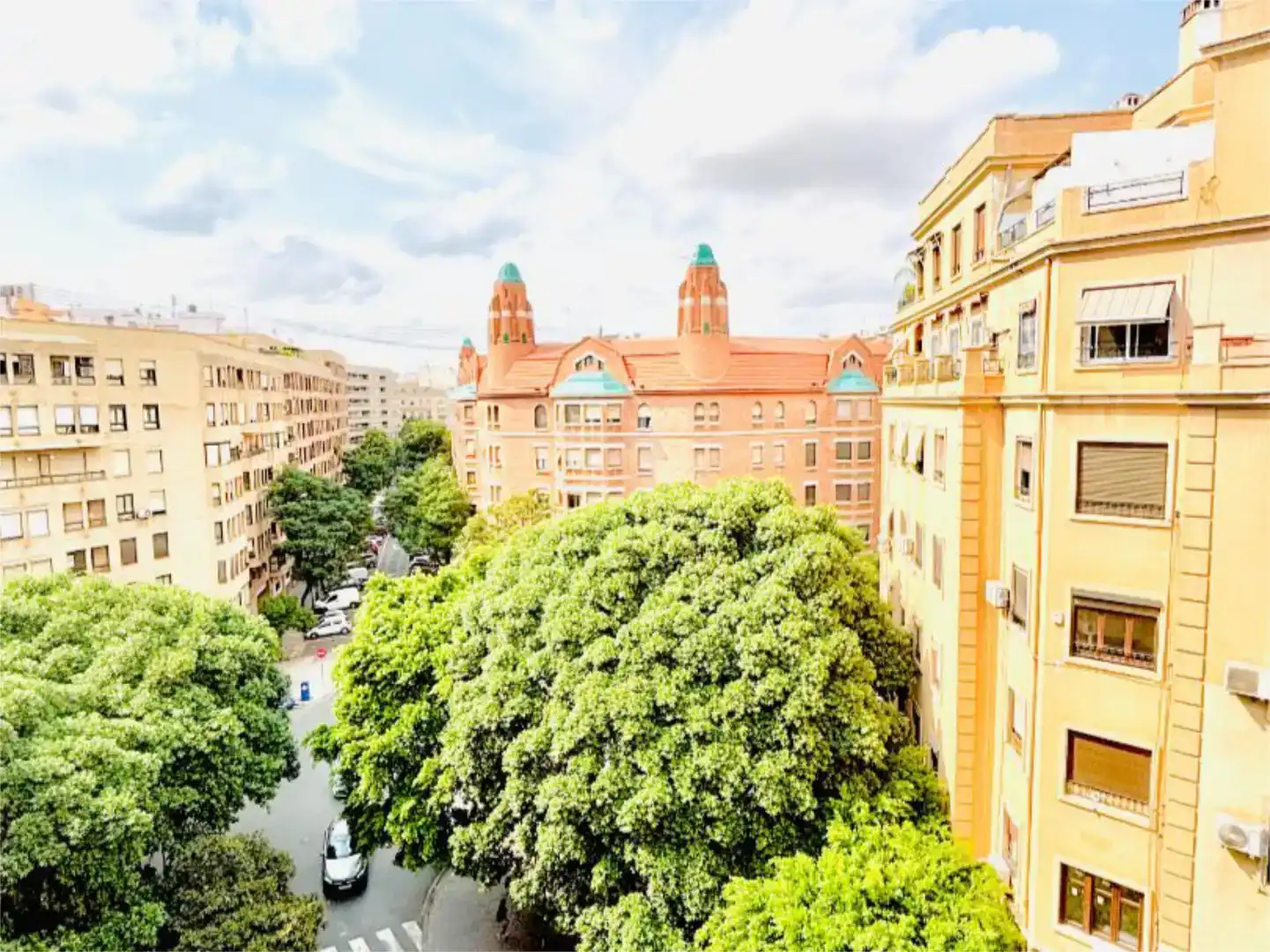 Außenansicht von Wohnung zur Miete in  Valencia Capital mit Klimaanlage und Balkon