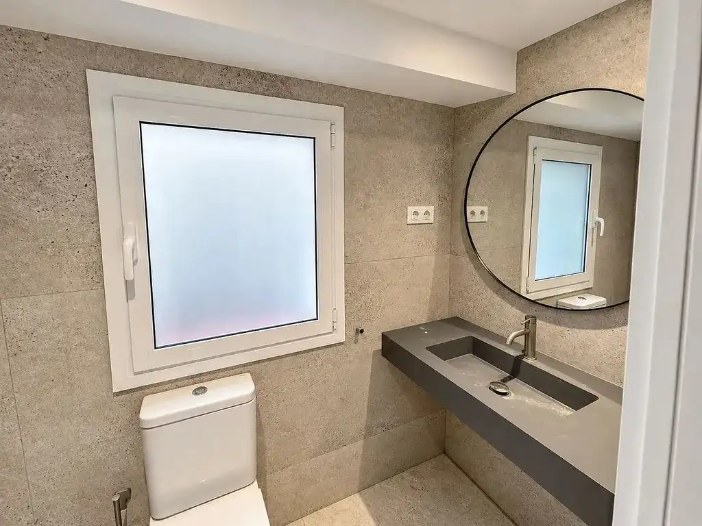 Badezimmer von Geschaftsraum zur Miete in Barcelona mit Klimaanlage