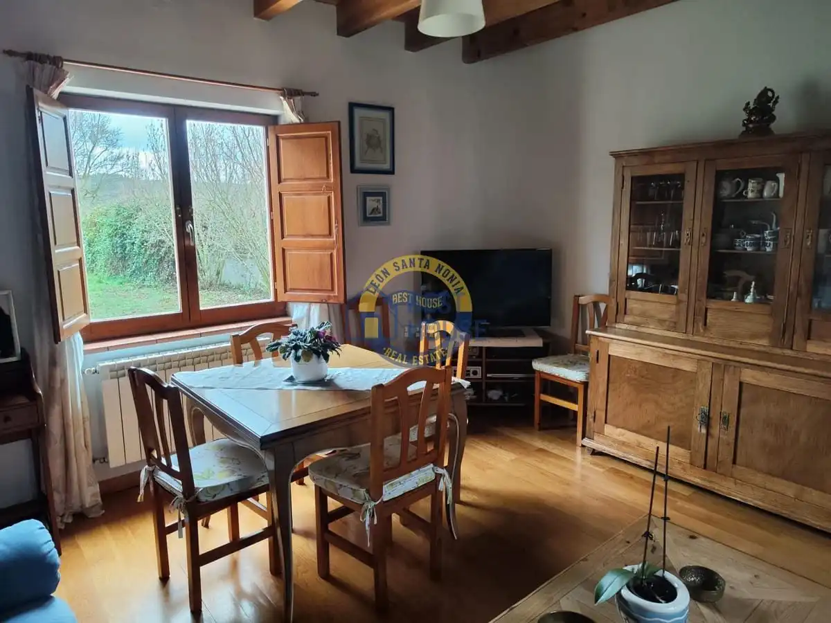 Sala de estar de Casa o chalet en venta en Villaquilambre con Calefacción, Jardín privado y Parquet