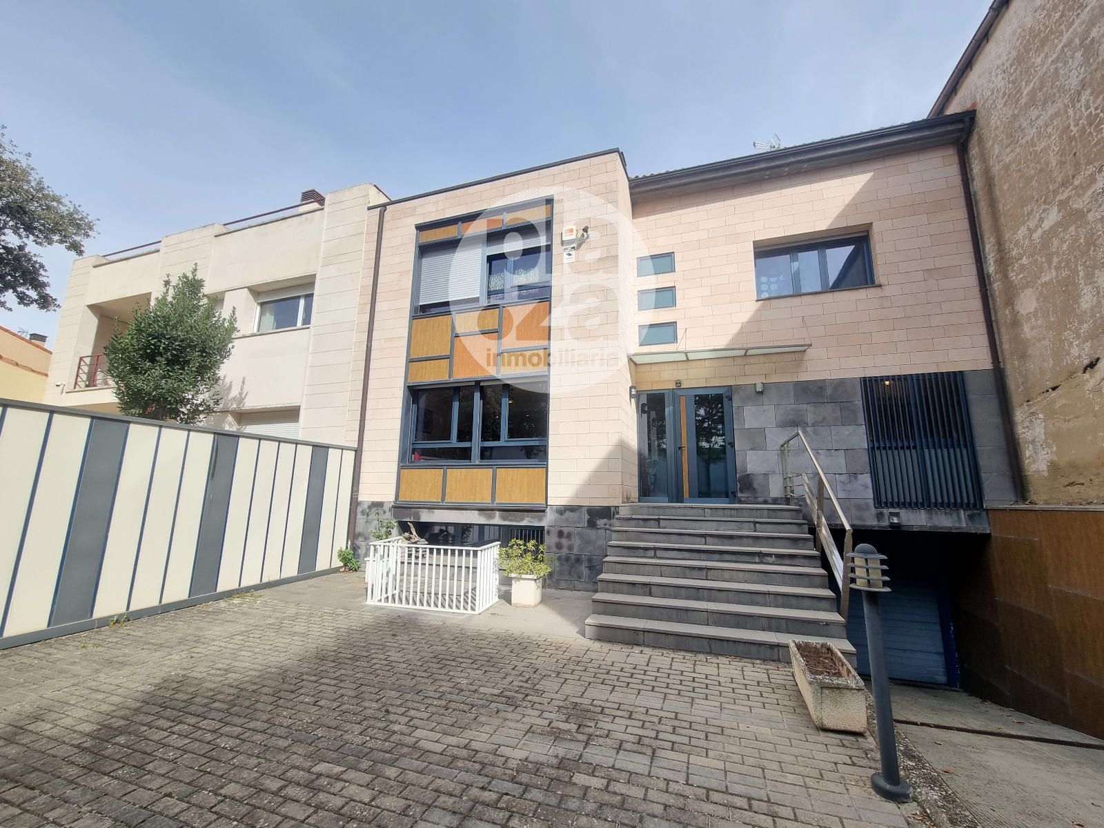 Vista exterior de Casa o xalet en venda en Burgos Capital amb Calefacció, Terrassa i Traster