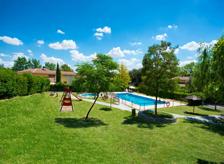Piscina de Casa adosada de lloguer en La Moraleja amb Calefacció, Jardí privat i Terrassa