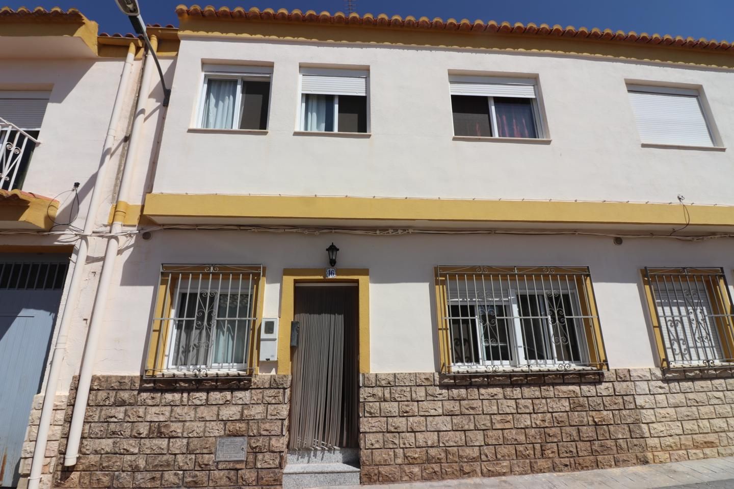 Vista exterior de Casa o xalet en venda en Cortes de Pallás amb Aire condicionat i Terrassa
