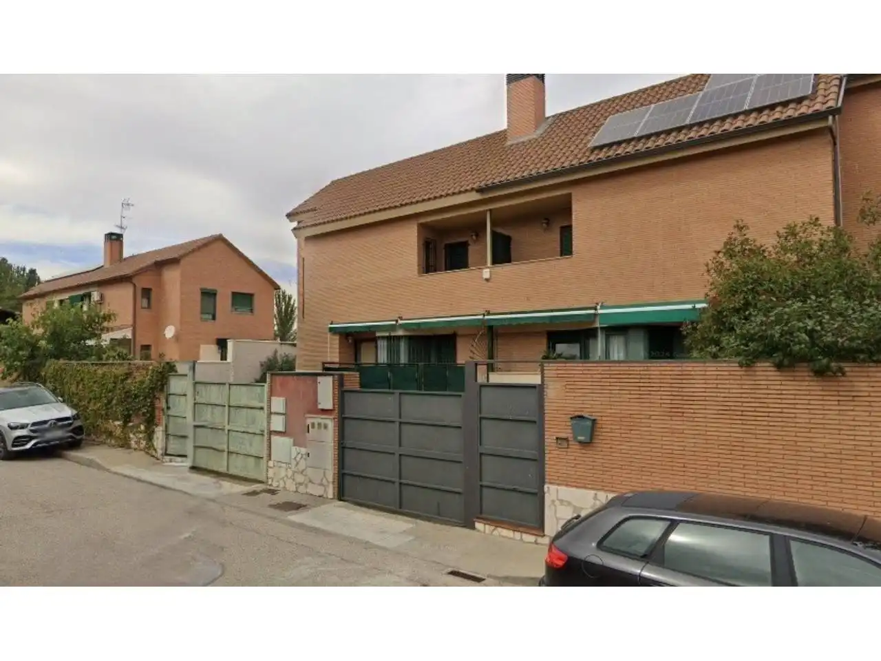 Terraced house with pool for sale in Calle Almendros