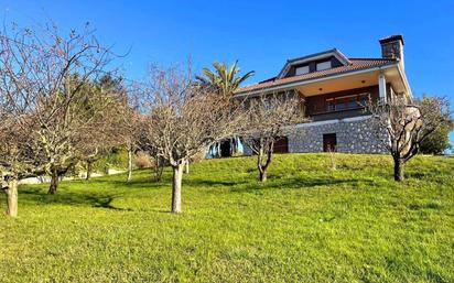 Vista exterior de Casa o xalet en venda en Camargo amb Calefacció, Jardí privat i Terrassa