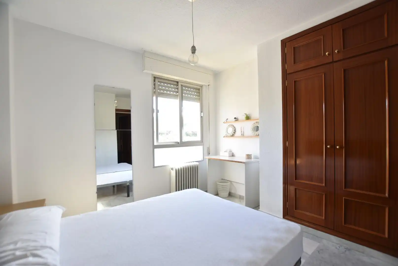 Schlafzimmer von Wohnung zur Miete in Granada mit Heizung, Möbliert und Balkon