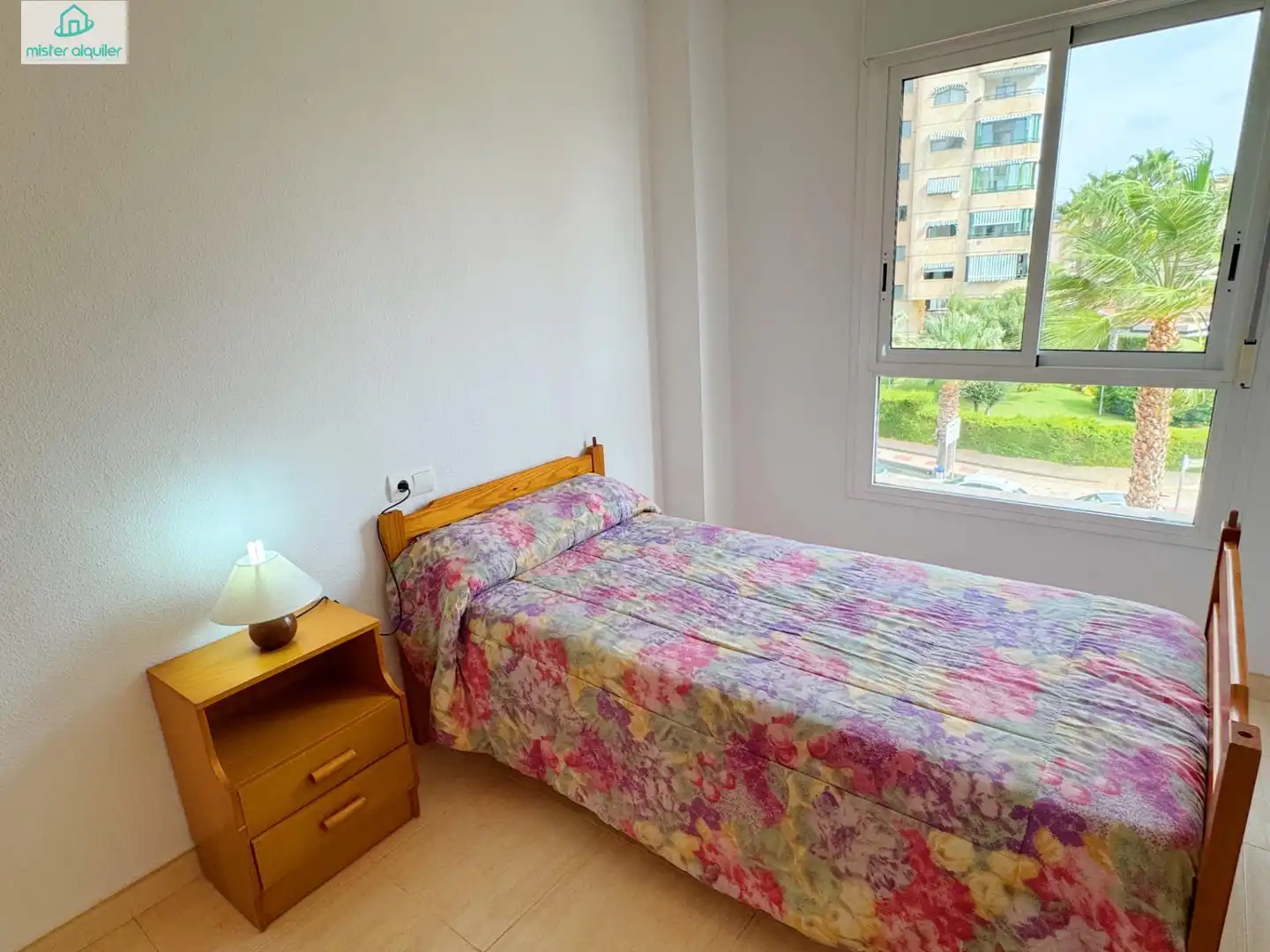 Habitación de Apartamento de alquiler en El Campello con Aire acondicionado, Jardín privado y Terraza