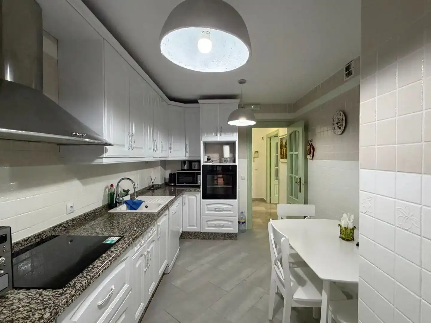 Cocina de Piso de alquiler en Marbella con Aire acondicionado, Jardín privado y Piscina