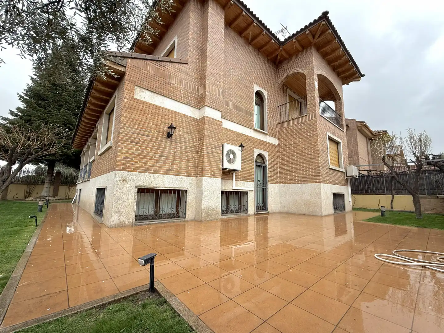 Vista exterior de Casa o xalet en venda en Alcalá de Henares amb Aire condicionat, Calefacció i Jardí privat