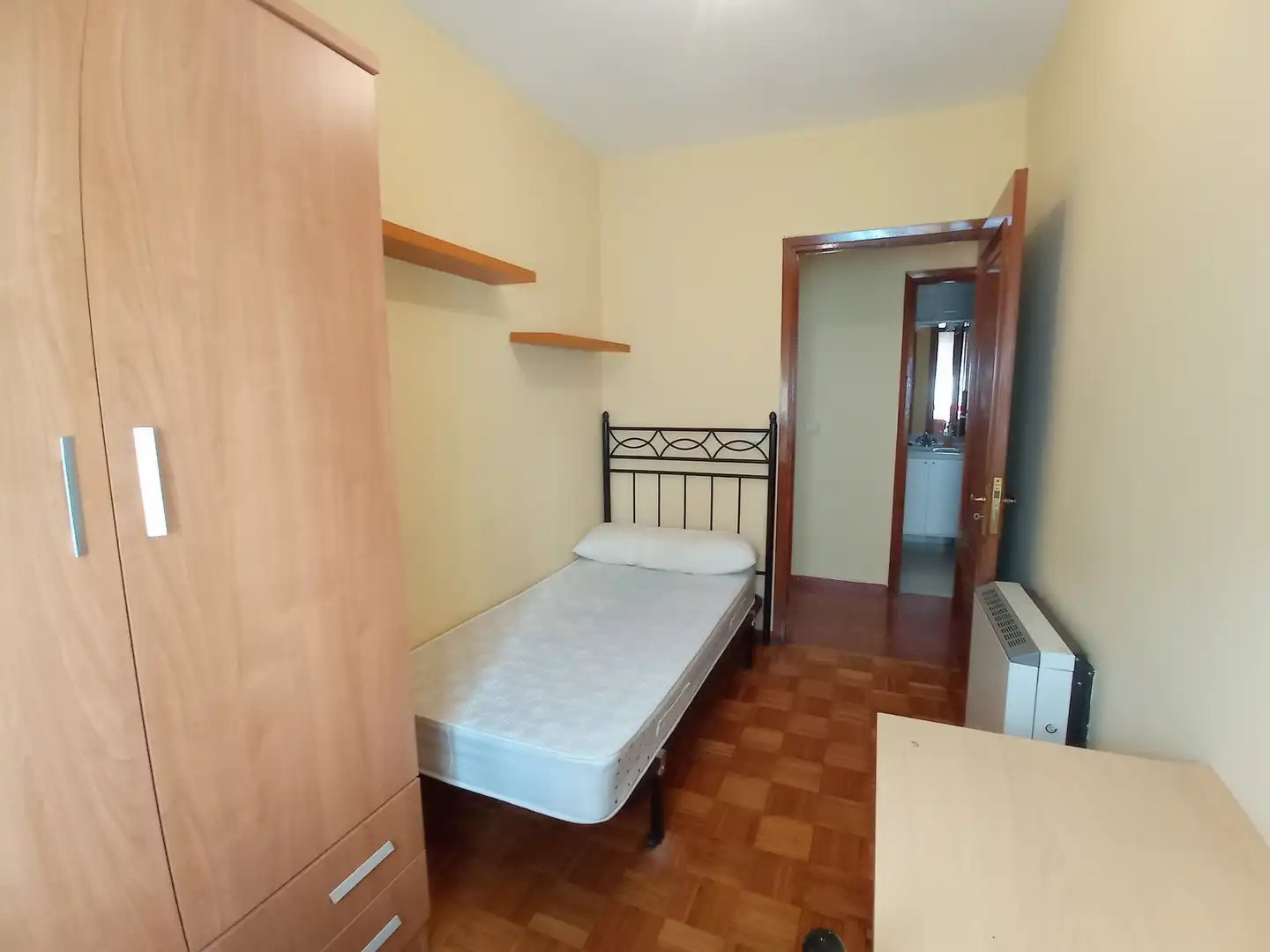 Dormitori de Pis de lloguer en Pontevedra Capital  amb Calefacció, Parquet i Moblat