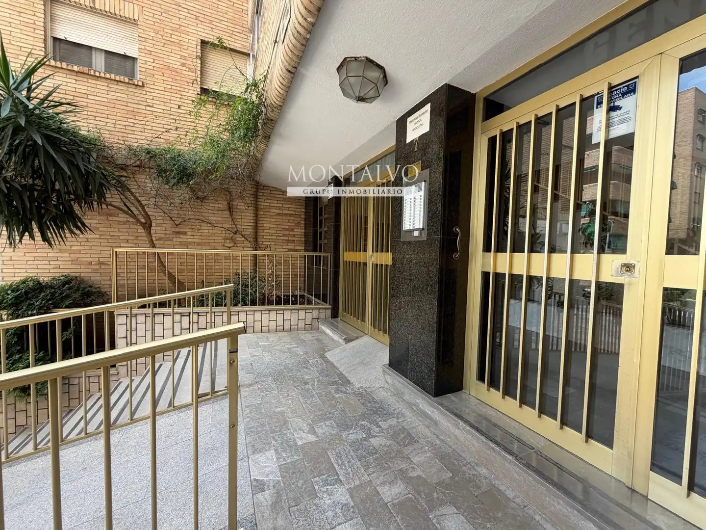 Vista exterior de Piso de alquiler en Granada con Lavadora, Microondas y TV