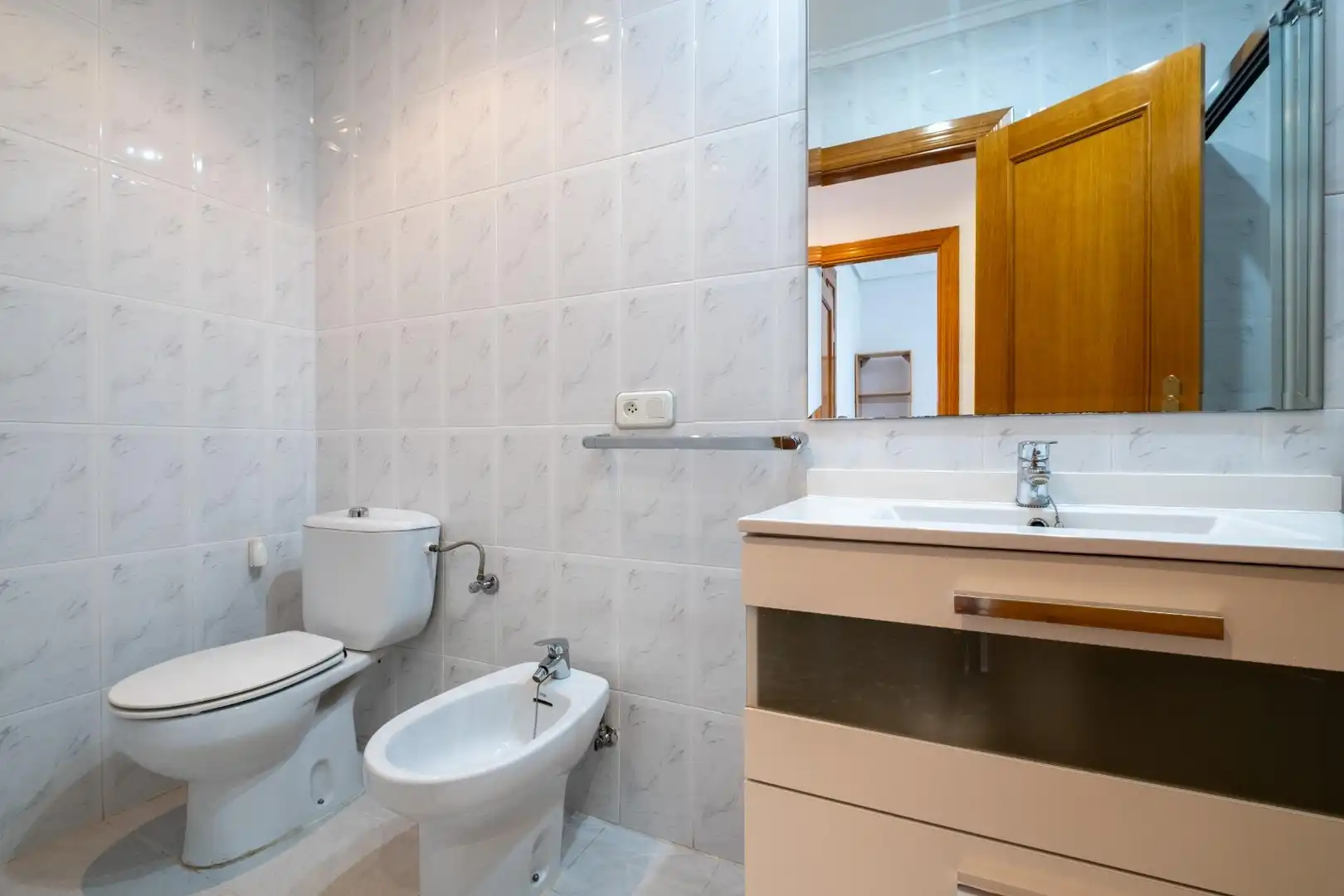 Badezimmer von Dachboden zur Miete in Moncada mit Privatgarten, Terrasse und Balkon