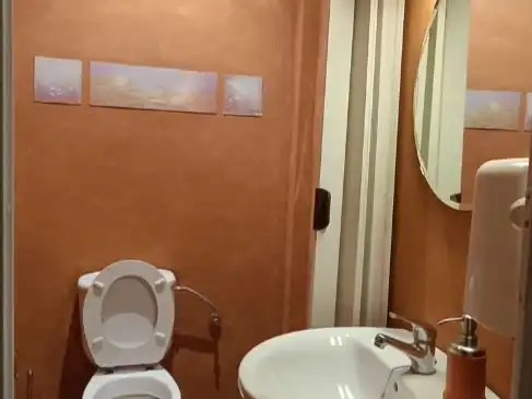 Baño de Local en traspaso en Madrid con Aire acondicionado, Amueblado y Internet