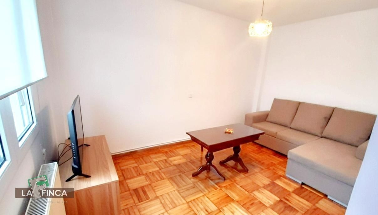 Sala d'estar de Pis en venda en Oviedo  amb Calefacció, Parquet i Traster