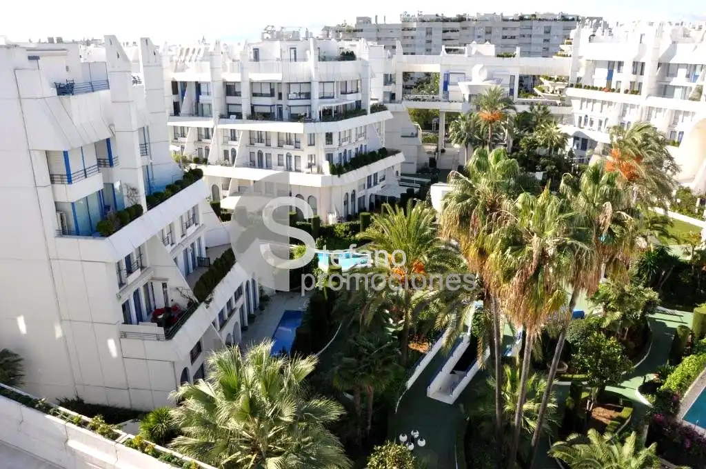 Vista exterior de Planta baixa en venda en Marbella amb Aire condicionat, Jardí privat i Terrassa