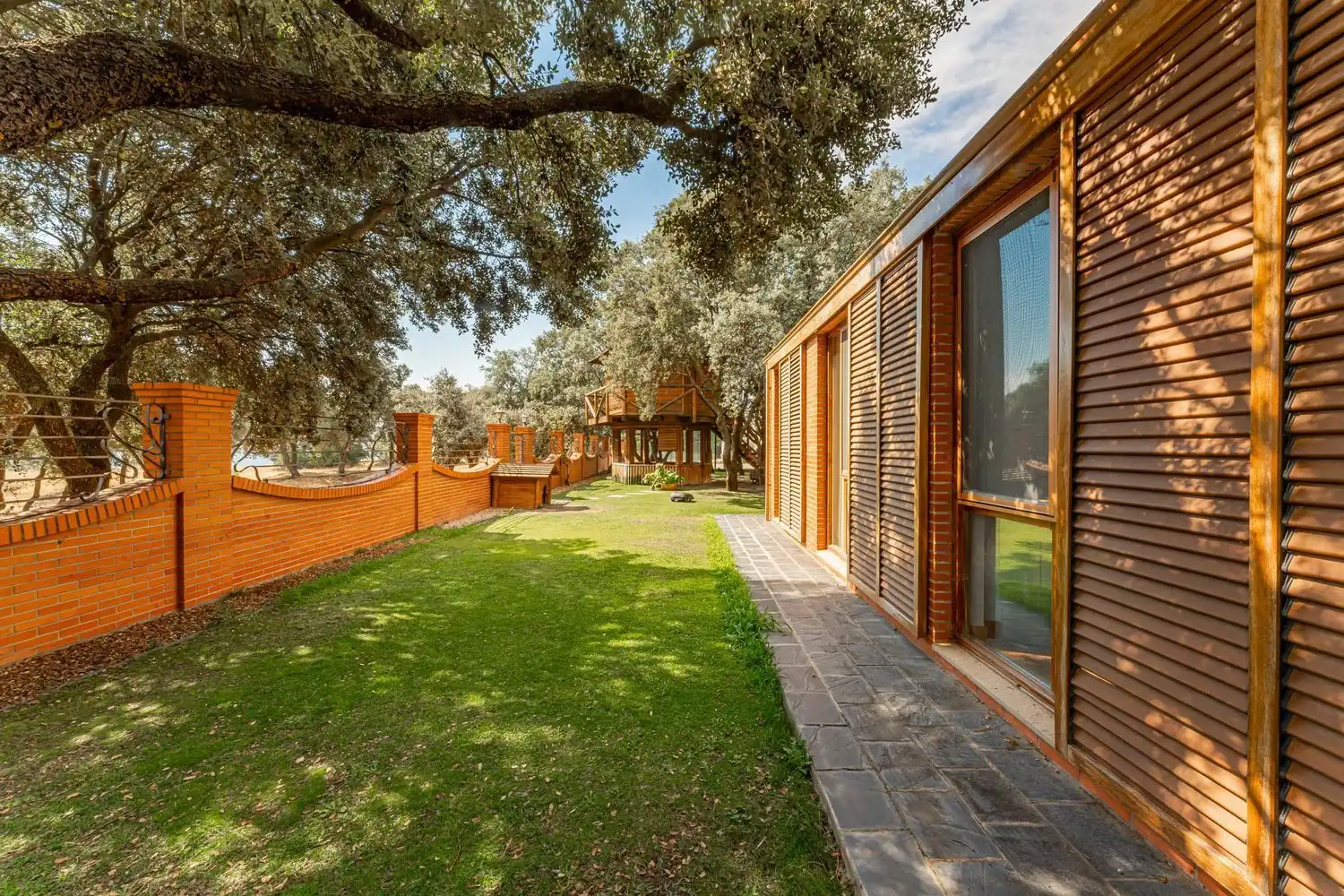 Vista exterior de Casa o chalet en venta en Nuevo Baztán con Aire acondicionado, Jardín privado y Terraza