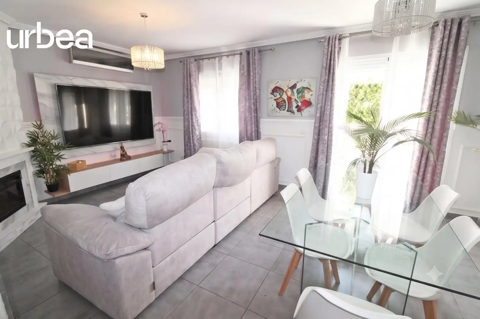 Sala d'estar de Casa adosada en venda en Málaga amb Aire condicionat, Jardí privat i Terrassa