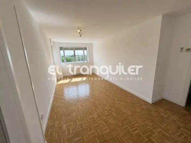 Dormitori de Pis de lloguer en Getafe amb Parquet, Piscina i Moblat