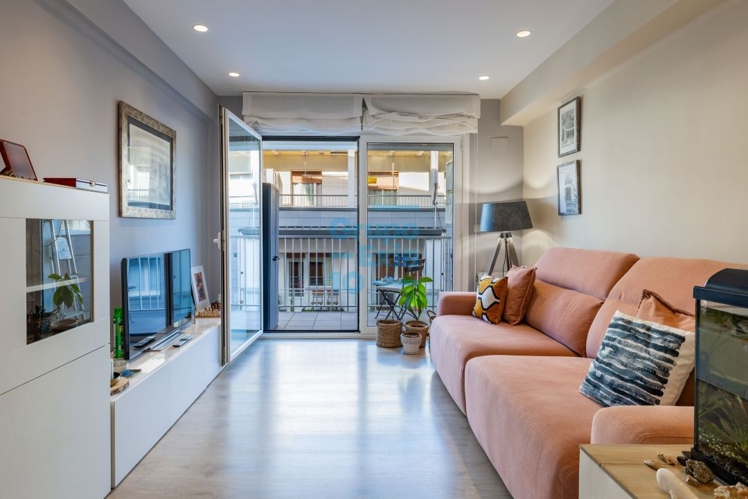 Sala d'estar de Pis en venda en Donostia - San Sebastián  amb Calefacció, Parquet i Moblat